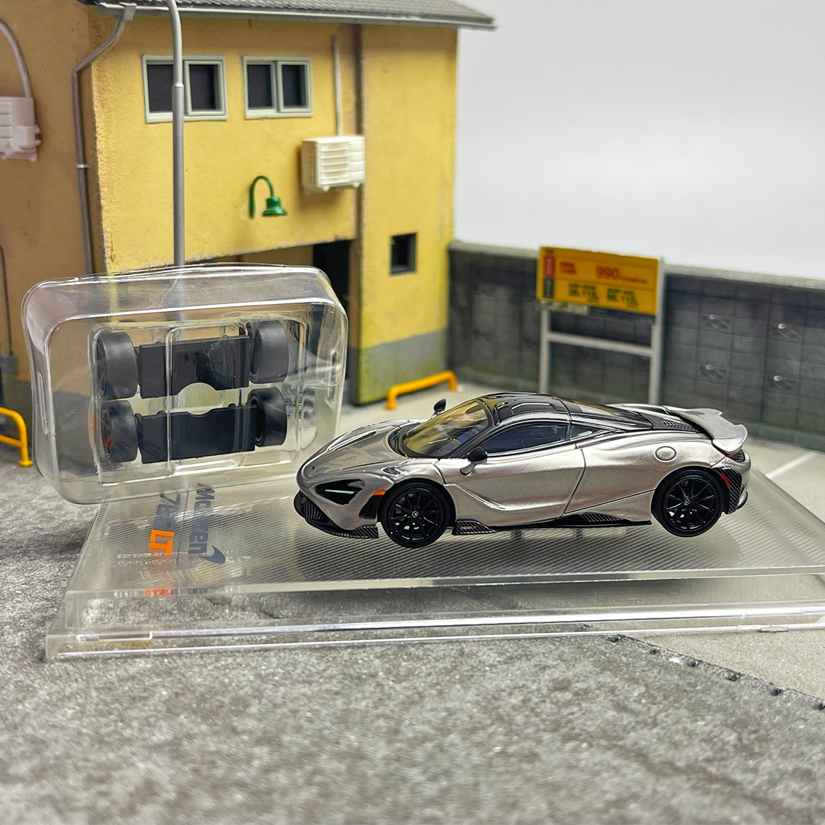 CM MODEL 1:64 McLaren 765LT Alloy car model Collection display