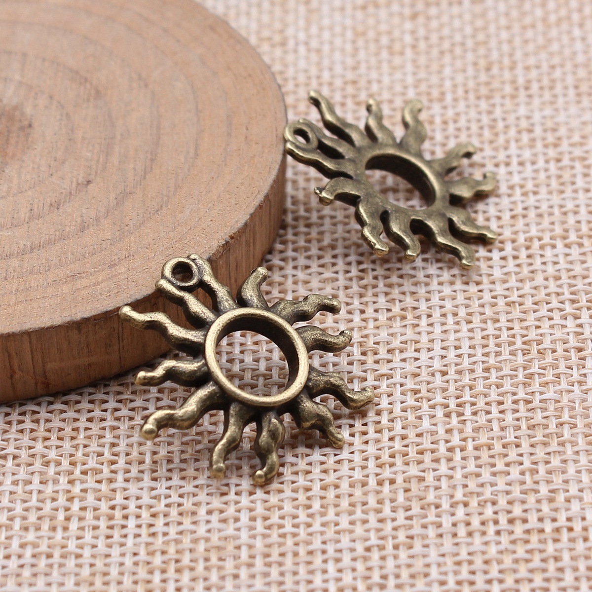 Multicolor 84 Stck. Hell Gold Sonne Charms Anhänger zum Selbermachen Handwerk 25x24mm D11450 - Bild 9 von 9