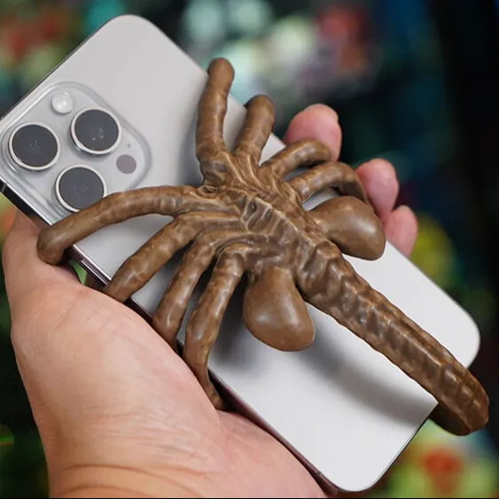 New Facehugger Phone Holder Alien Romulus Phone Holder - Picture 12 of 12