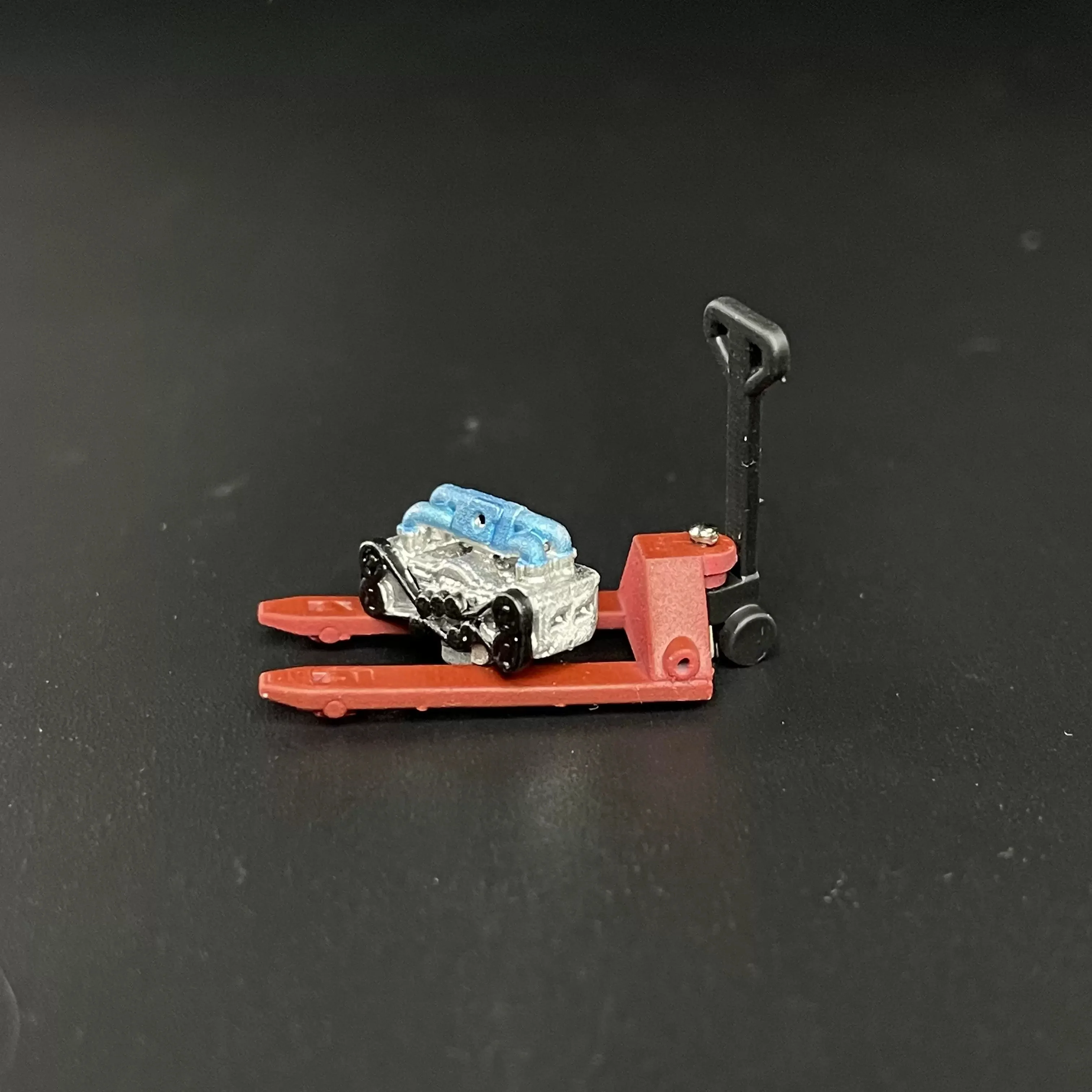 Mesa de herramientas porta motor 1/64 reparación automática modelo coche garaje escena accesorios miniatura - Imagen 26 de 30