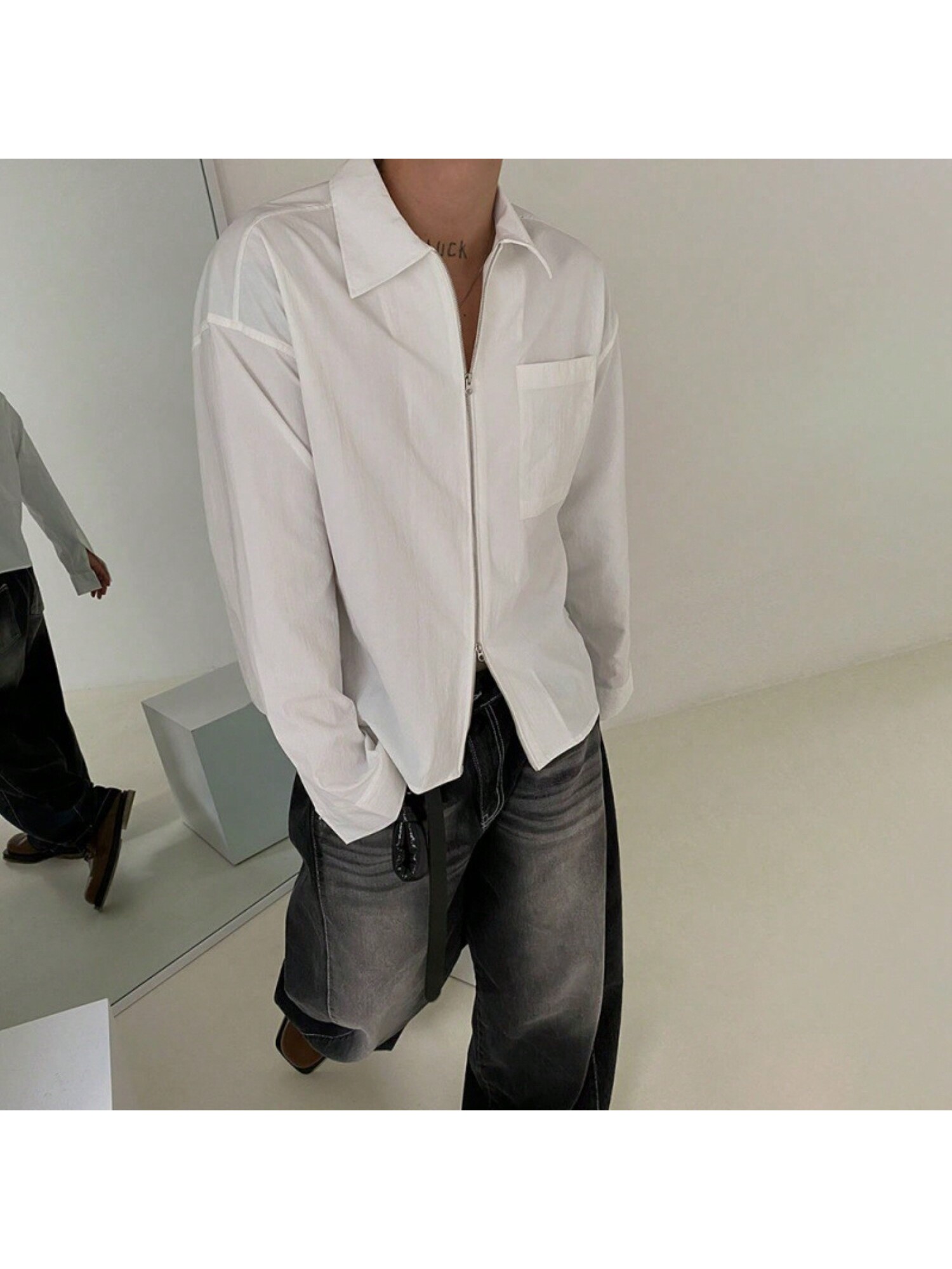 Men's Lightweight Zip Up Jacket With Front Pocket And Classic Collar