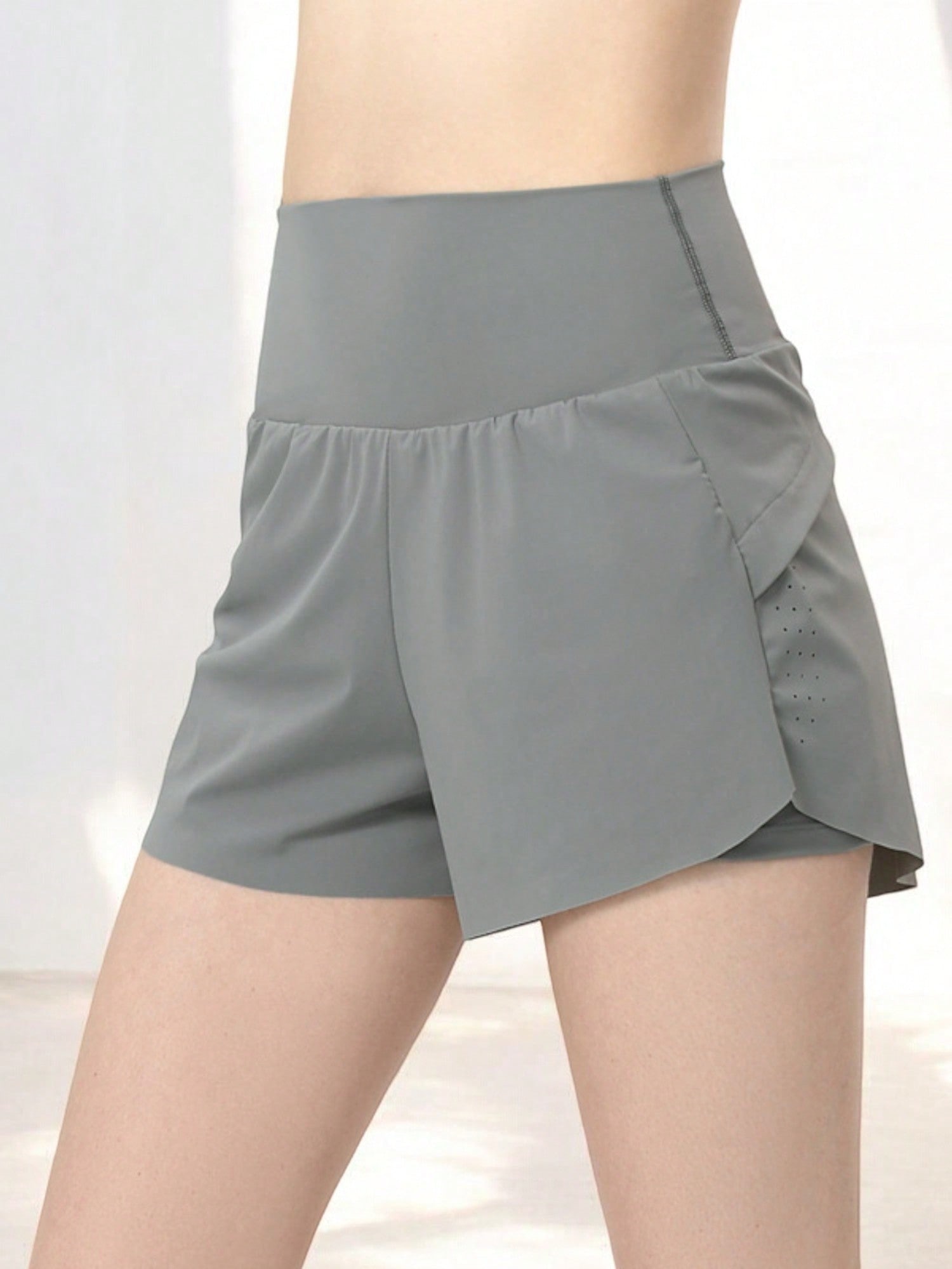 Doppellagige Sportshorts mit hoher Taille, überlappendem Saum und Kompressionsfutter - Bild 11 von 14