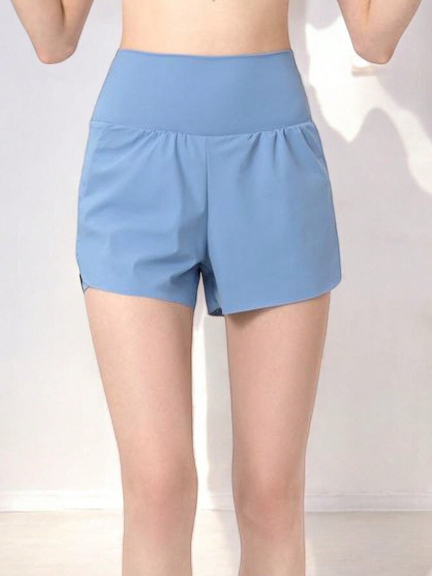 Doppellagige Sportshorts mit hoher Taille, überlappendem Saum und Kompressionsfutter - Bild 14 von 14