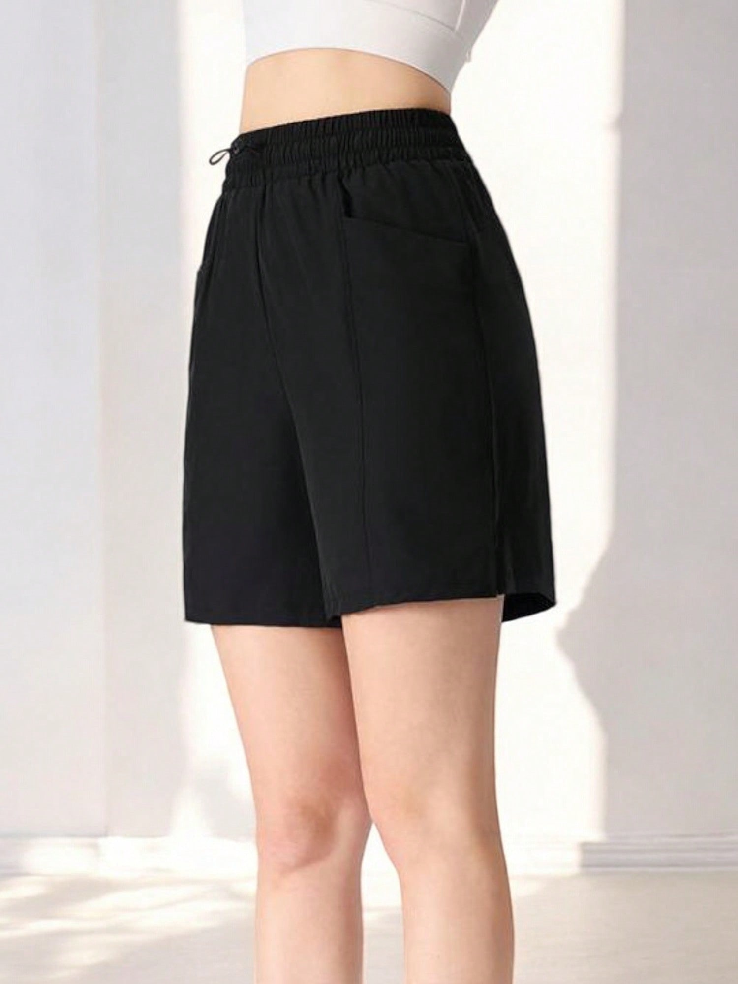 Sportshorts mit hoher Taille und Kordelzug, lockerer Passform und Seitentaschen - Bild 13 von 16