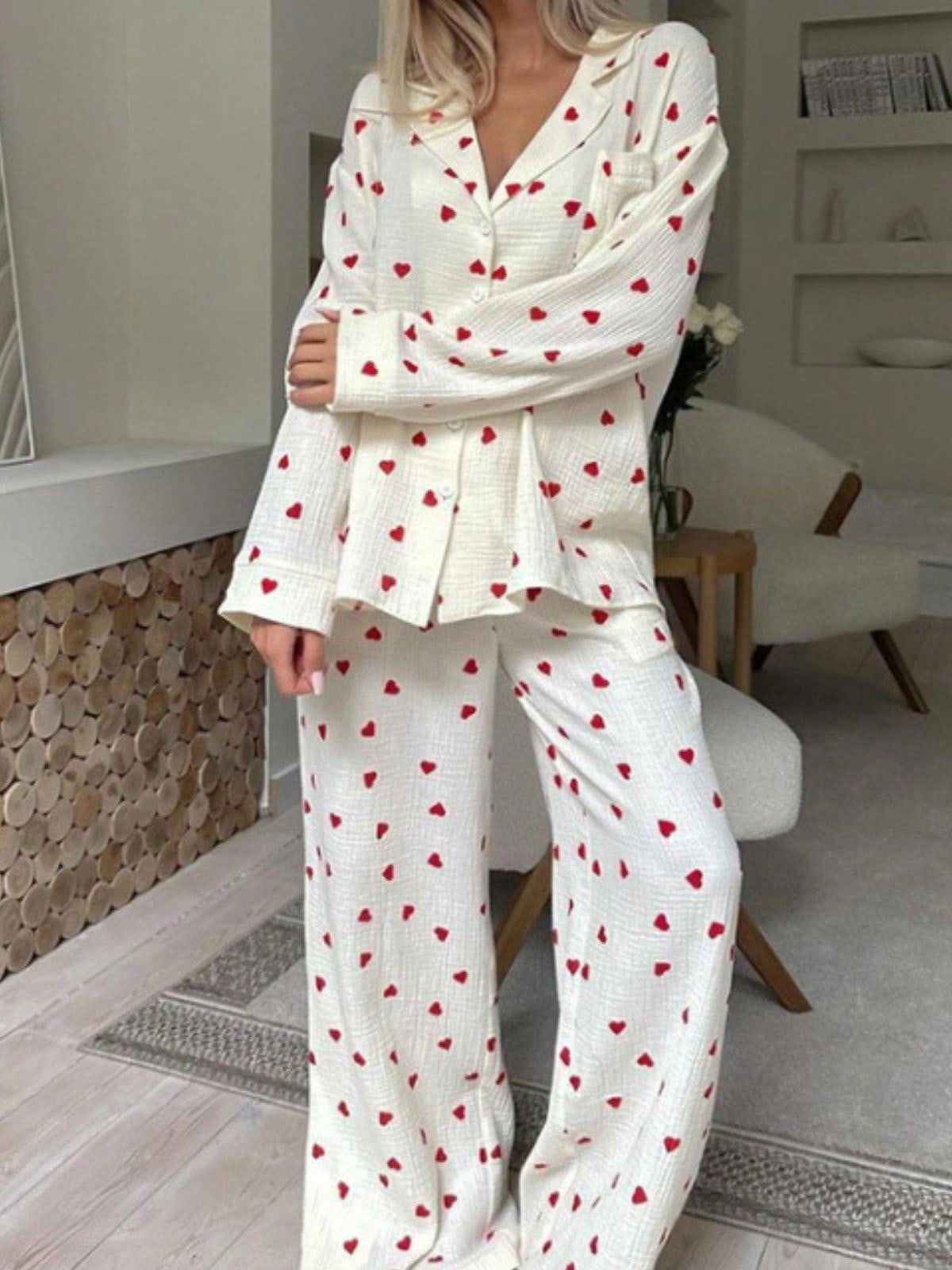 Conjunto de pijama abotonable para mujer con estampado de corazón y cuello con muescas - Imagen 9 de 9