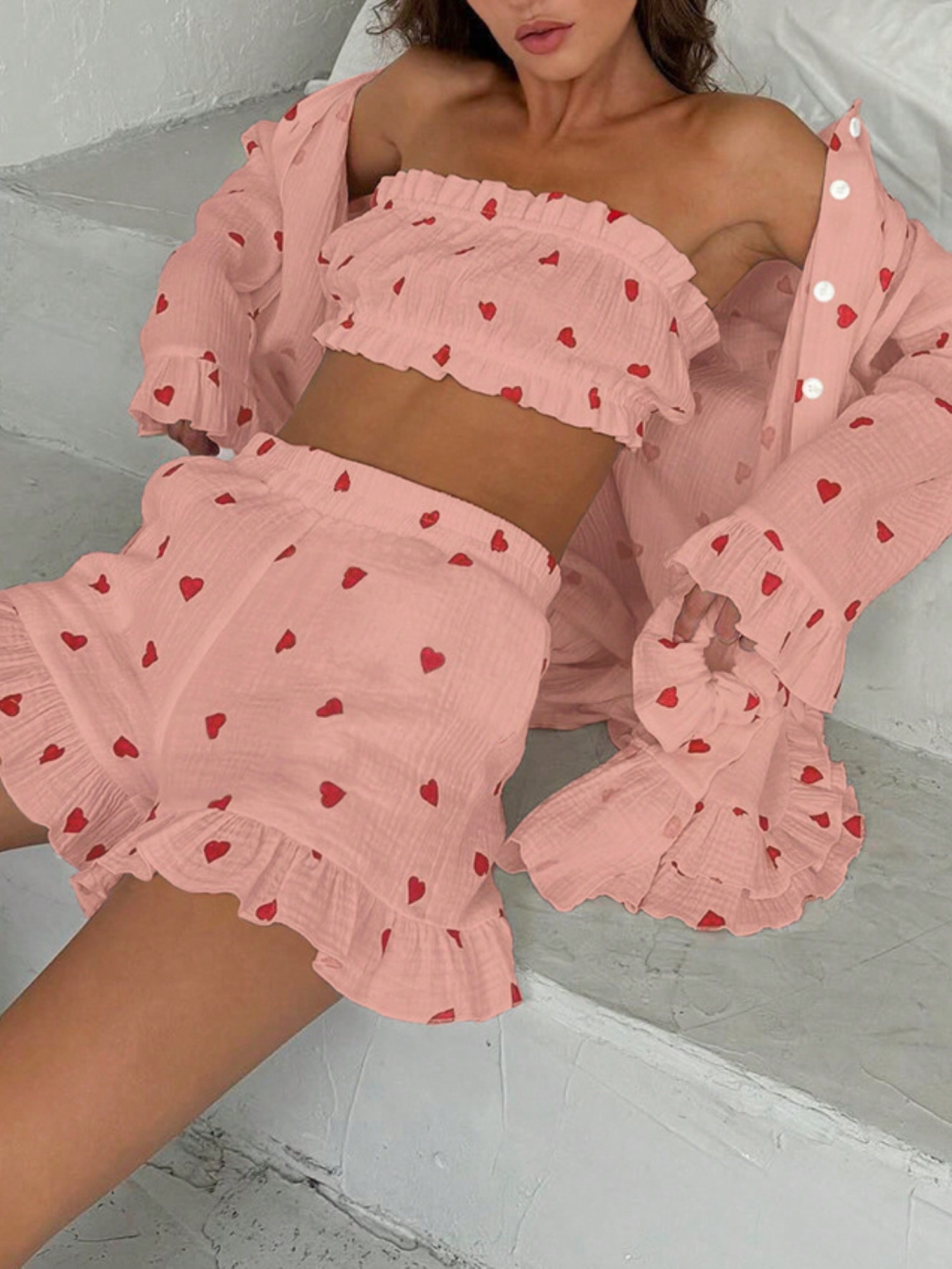 Damen 3-teiliges Lounge-Set mit Herzmuster und Knopfleiste, bauchfreiem Oberteil und Shorts - Bild 10 von 11