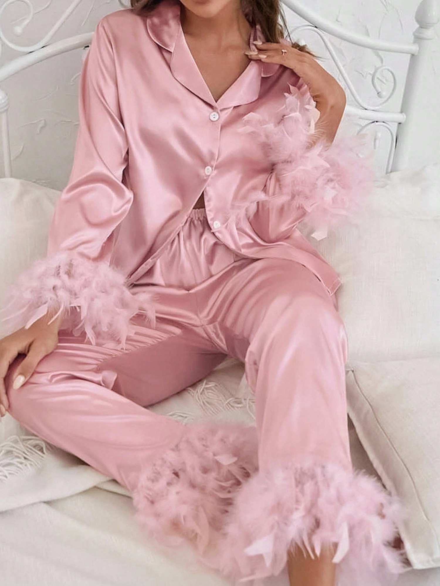 Damen Pyjama-Set aus Satin mit Federbesatz und geknöpftem Hemd und elastischem Bund - Bild 9 von 10