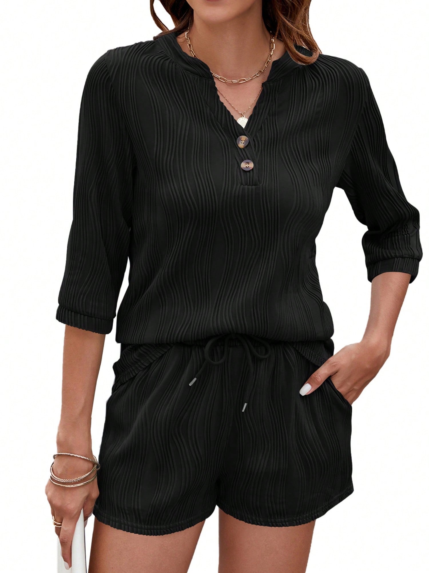 Conjunto de dos piezas texturizadas para mujer con blusa abotonada y pantalones cortos con cordón - Imagen 27 de 28