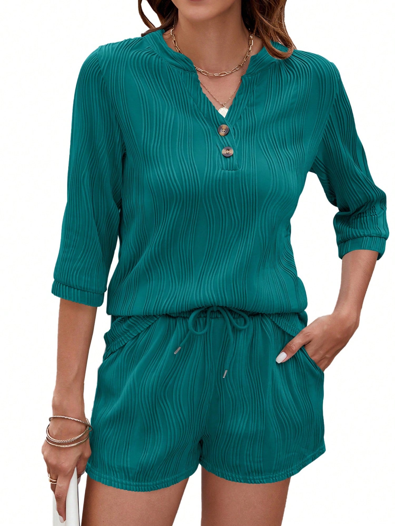 Conjunto de dos piezas texturizadas para mujer con blusa abotonada y pantalones cortos con cordón - Imagen 25 de 28