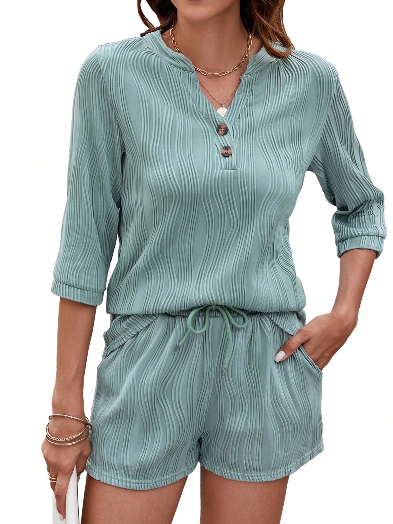 Conjunto de dos piezas texturizadas para mujer con blusa abotonada y pantalones cortos con cordón - Imagen 26 de 28