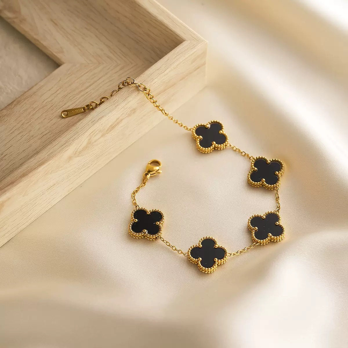 18k Gold Plated Black Four Leaf Clover Bracelet Waterproof Stainless Steel
