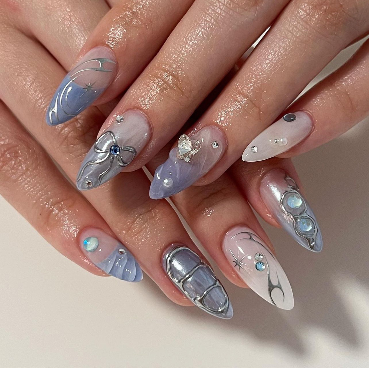 24pcs Sliver Blue with Shiny Diamonds Press on Nails, Medium Almond shape