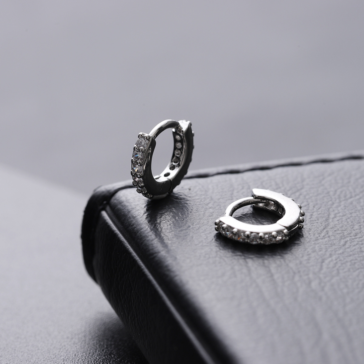 Full diamond plain circle earrings for men, versatile and simple accessories - Picture 9 of 11