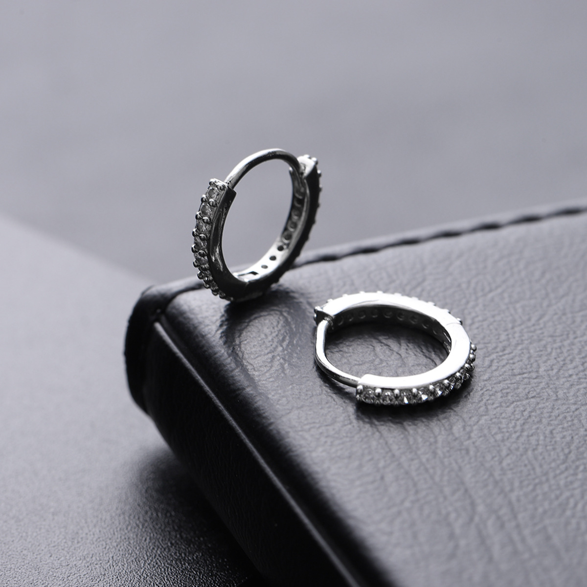 Full diamond plain circle earrings for men, versatile and simple accessories - Picture 11 of 11