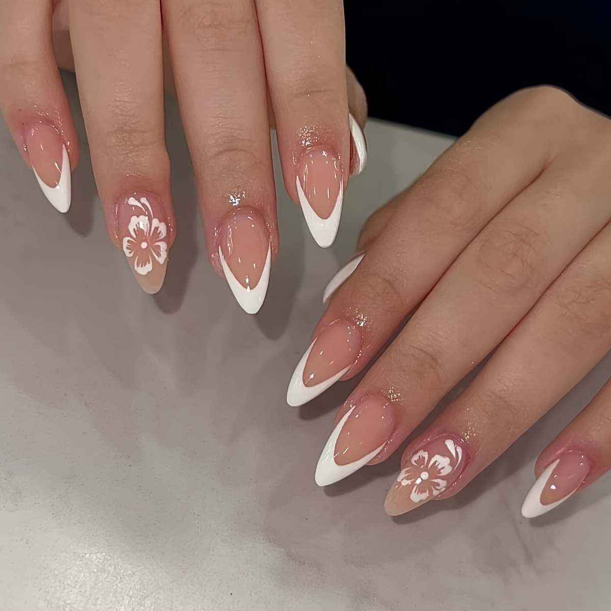 Short Almond Press-On False Nail Delicate White Flowers French Manicure 24pcs