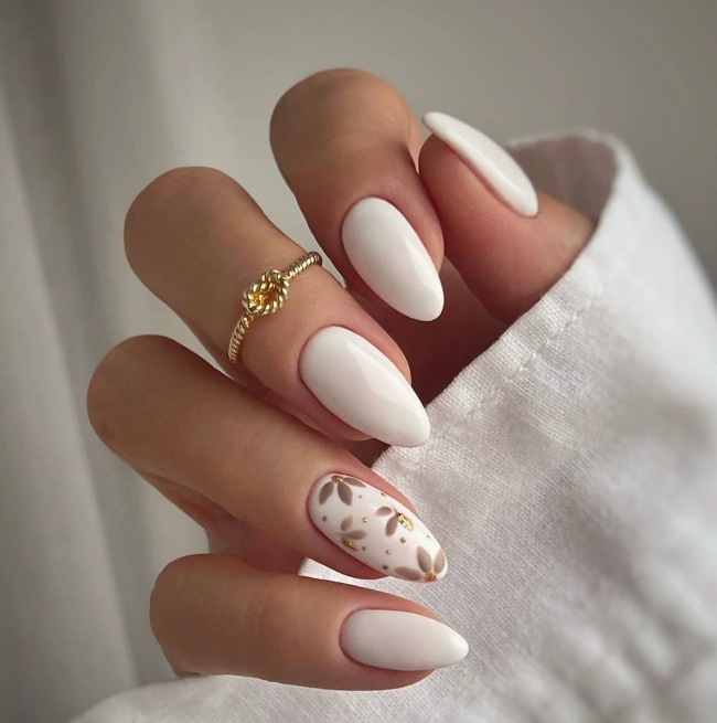 24pcs Milk White Shiny Gold Flower Ins Pretty Press on Nails, Medium Almond