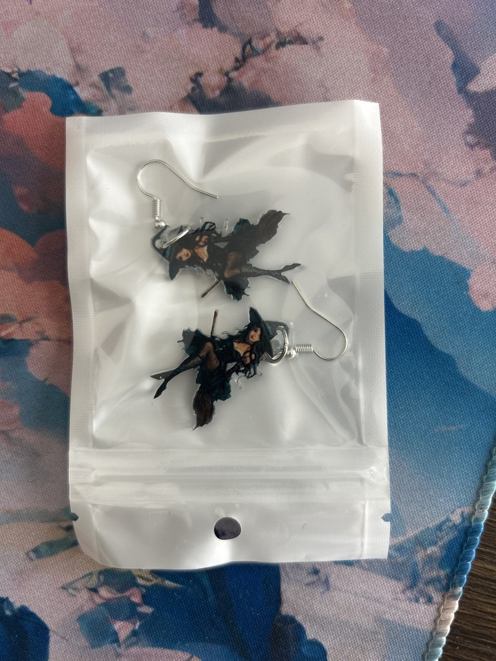 Pendientes Bruja en Escoba, Pendientes Halloween para Mujer Bruja, Pendientes Acrílicos 2d - Imagen 18 de 23