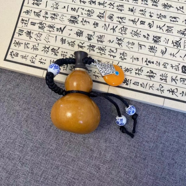 Mini Bottle of Wine Small Gourd Cultural and Playful Handle Gourd Pendant - Picture 6 of 7