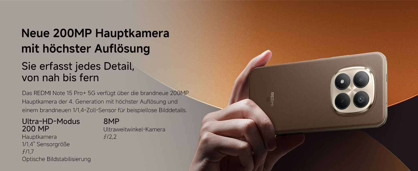 Flache Layfolge mit bunten herzförmigen Papierkonfetti, die auf einer hellen Holzoberfläche mit grünen Blättern als Dekoration angeordnet sind.