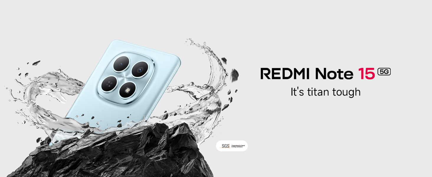 Der Text lautet „REDMI Note 15 It's Teen Tough“. Marketingbild, das ein hellblaues Smartphone mit Quad-Kamerasystem zeigt, umgeben von Wasserspritzereffekten.